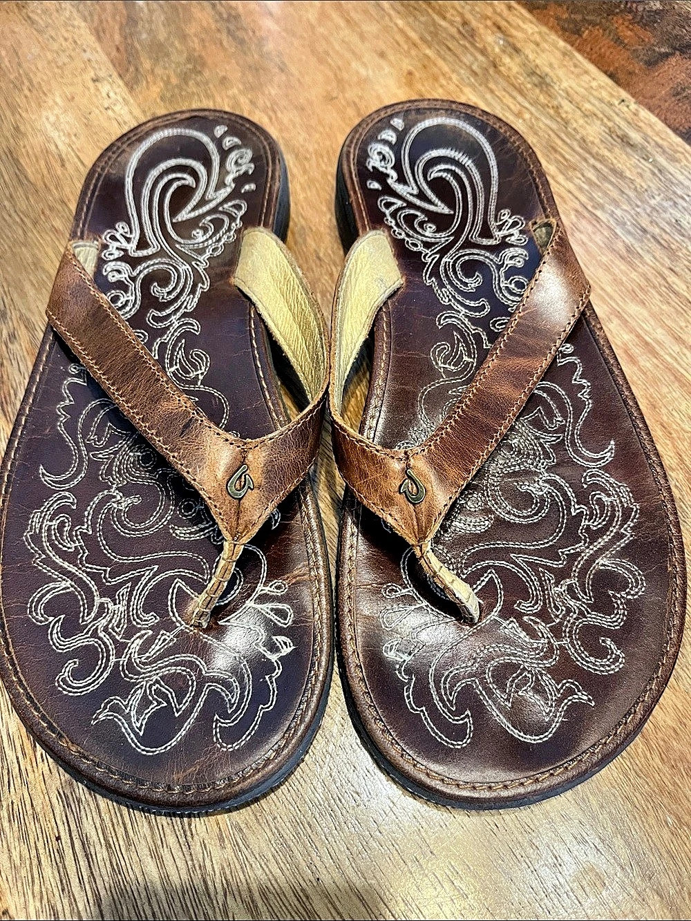 Olukai Paisley Leather Thong Sandals in Brown US 10